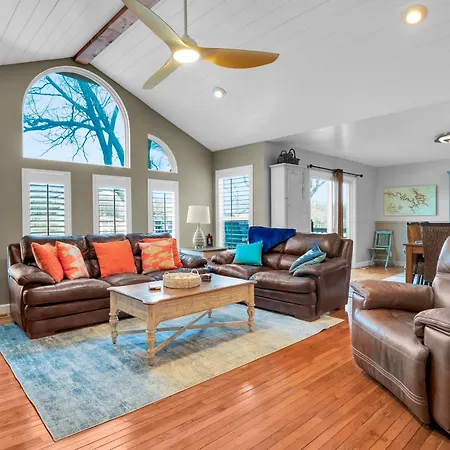 Red Oak Retreat Sunrise Beach Rental With Dock!